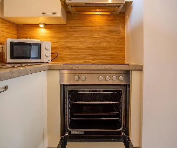 Central + Free Parking Spot דירה